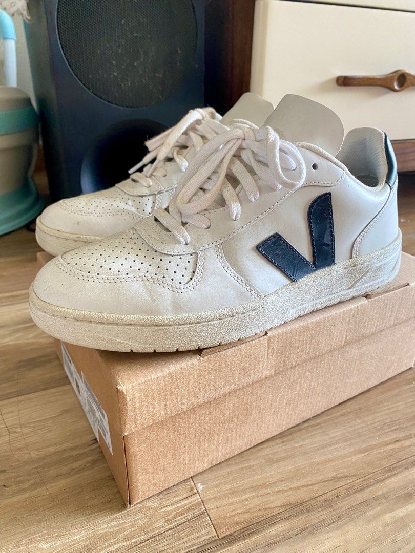 Veja corn leather store
