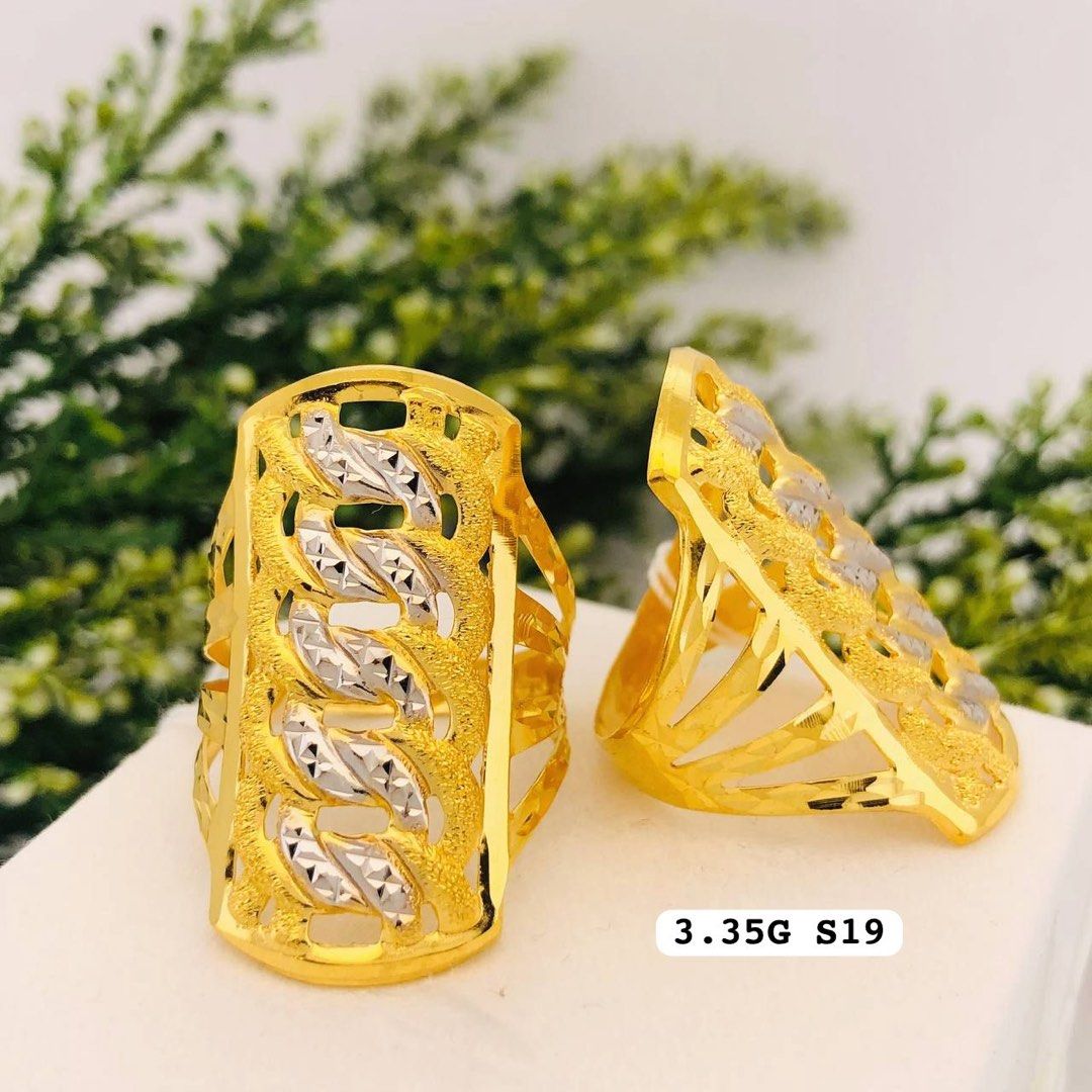 916 Gold Queen Ring