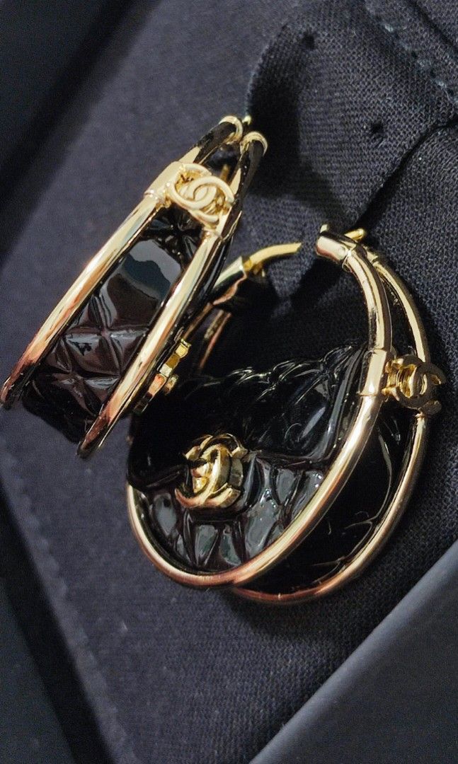 Sale Authentic Chanel Hoop Earrings (Category: Luxury Accessories) located in Caloocan City. Submitted by babe.mine (Listing ID 1271235629, Image 3). Description: B23C.