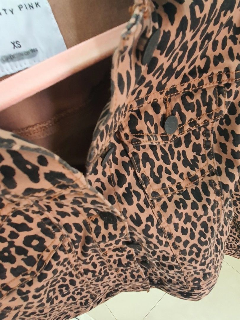 Celebrity pink Denim jaket Leopard jacket animal print Fesyen Wanita Pakaian Wanita Baju Luaran di Carousell