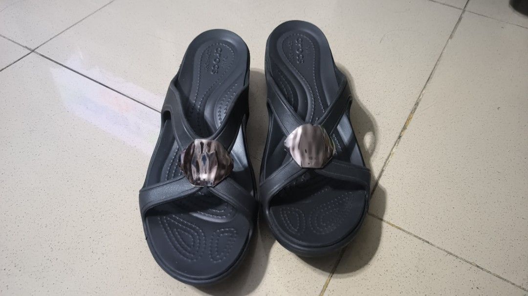 Crocs sanrah liquid metallic wedge on sale