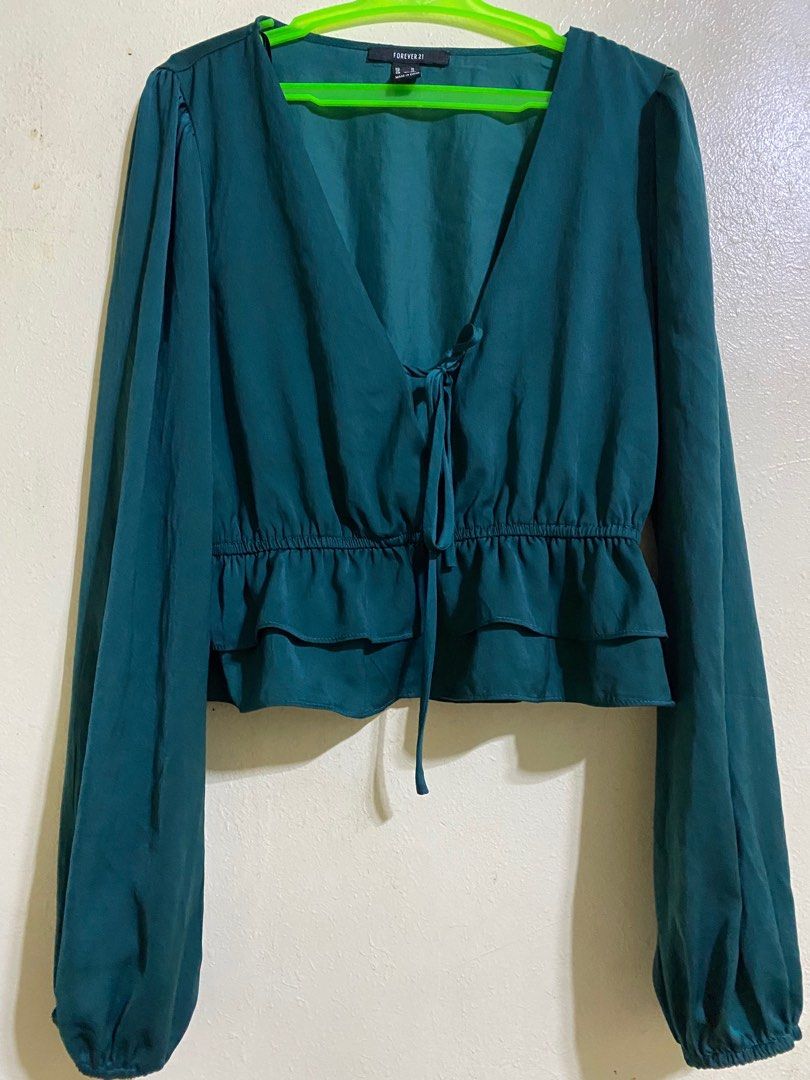 Forever21 green longsleeves (Category: Longsleeves) located in Quezon City. Submitted by _junooo (Listing ID 1271241095, Image 1). Description: Rfs - decluttering.