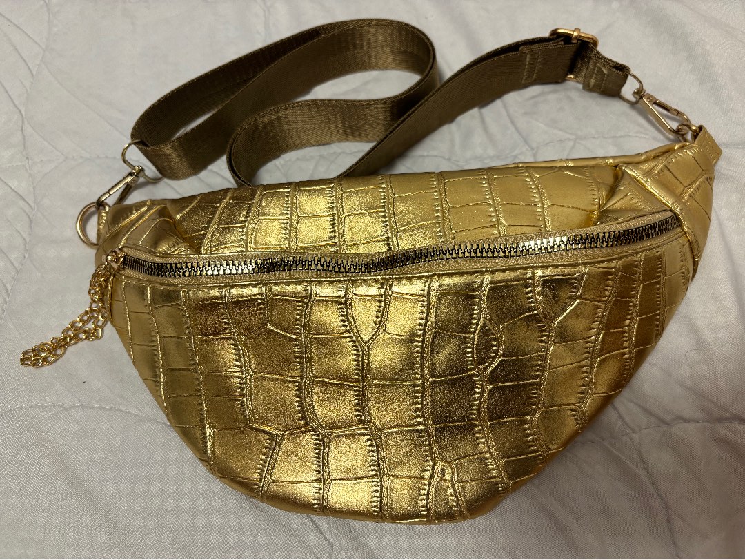 Gold fanny pack near top me
