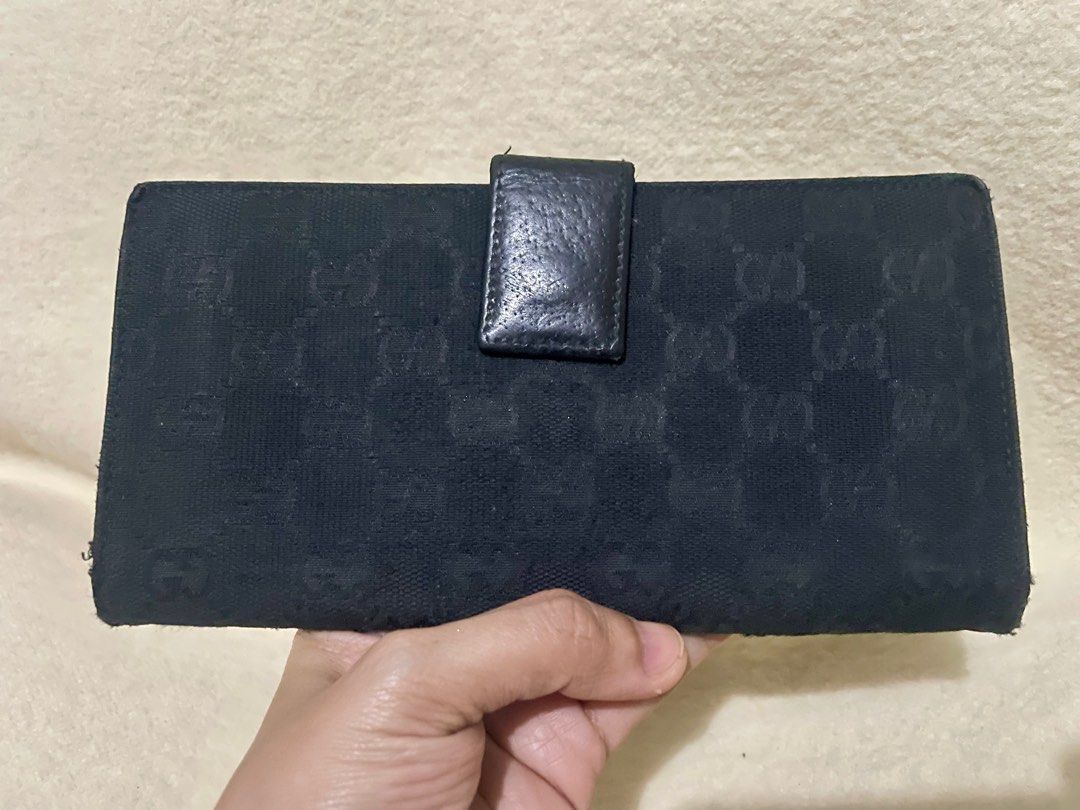 GUCCI monogram canvass eclipse (Category: Luxury Bags & Wallets) located in San Pablo. Submitted by prelovedbymistyblue (Listing ID 1271318211, Image 2). Description: Authentic Gucci canvass bag. With some signs of use on the canvass (minimal scruffing). Major flaw is the missing button. Still very functional. Many card slots. Japan preloved. Selling low for 3800. .
