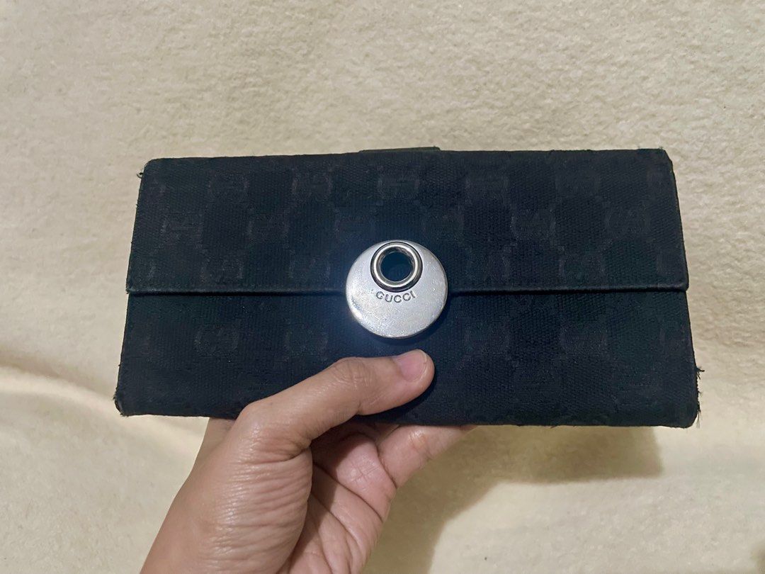 GUCCI monogram canvass eclipse (Category: Luxury Bags & Wallets) located in San Pablo. Submitted by prelovedbymistyblue (Listing ID 1271318211, Image 1). Description: Authentic Gucci canvass bag. With some signs of use on the canvass (minimal scruffing). Major flaw is the missing button. Still very functional. Many card slots. Japan preloved. Selling low for 3800. .