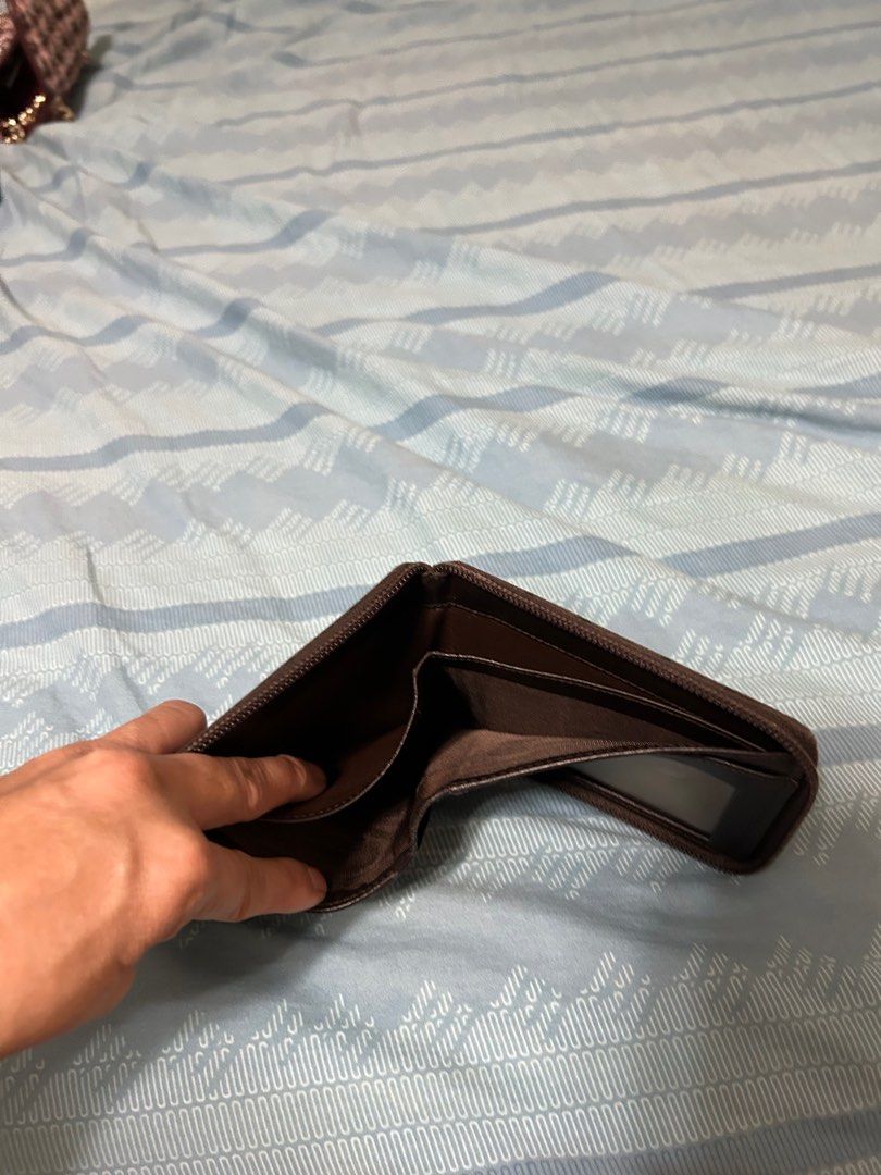 💯 guaranteed original Gucci zip short wallet (Category: Luxury Bags & Wallets) located in General Trias. Submitted by joypb (Listing ID 1271332634, Image 3). Description: Selling my own preloved 💯 original Gucci zip short wallet. Money back guarantee if proven fake. .