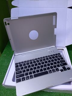 Keyboard and charger for ipad