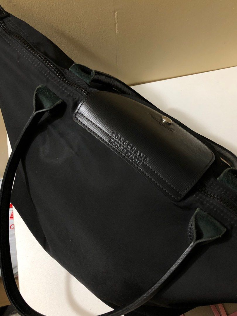longchamp modele depose long handle (Category: Luxury Bags & Wallets) located in Manila. Submitted by clovesu (Listing ID 1271352848, Image 3). Description: original longchamp modele depose can fit 15” laptop with minimal dirts, onting wipes lang looks new na no major issue negotiable .