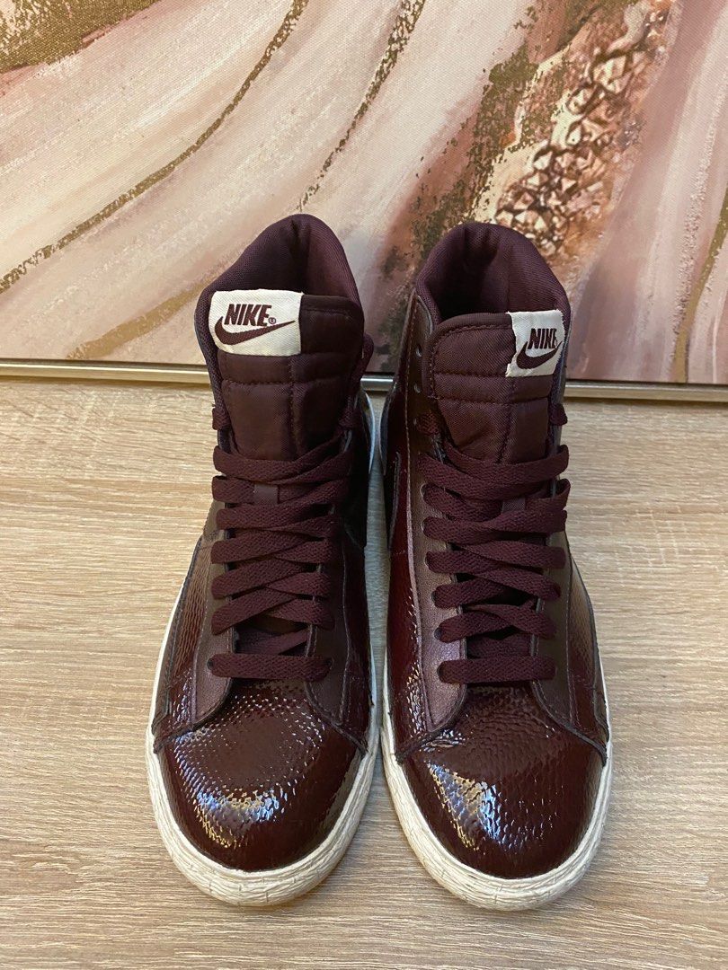 Maroon on sale nike sneakers
