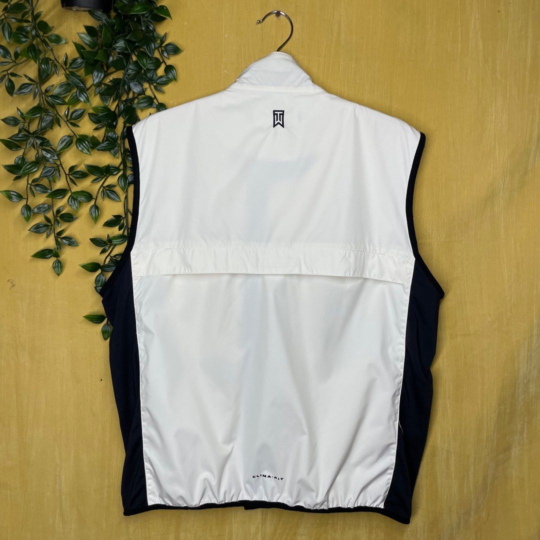 Nike tiger woods golf vest like new Men s Fashion Coats Jackets