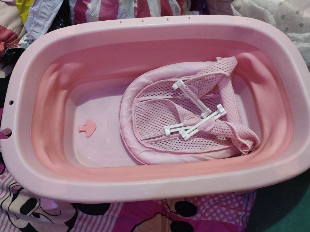 Pink Foldable Baby bathtub (Category: Bathtub & Bath Accessories) located in Manila. Submitted by prettyme101395 (Listing ID 1271311011, Image 2). Description: As is needs cleaning ung pangdesign nya na prng mata ng alimango dko alam kung nsa na ever since kse di nmn namin un kinabit.