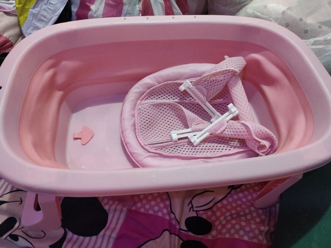 Pink Foldable Baby bathtub (Category: Bathtub & Bath Accessories) located in Manila. Submitted by prettyme101395 (Listing ID 1271311011, Image 1). Description: As is needs cleaning ung pangdesign nya na prng mata ng alimango dko alam kung nsa na ever since kse di nmn namin un kinabit.