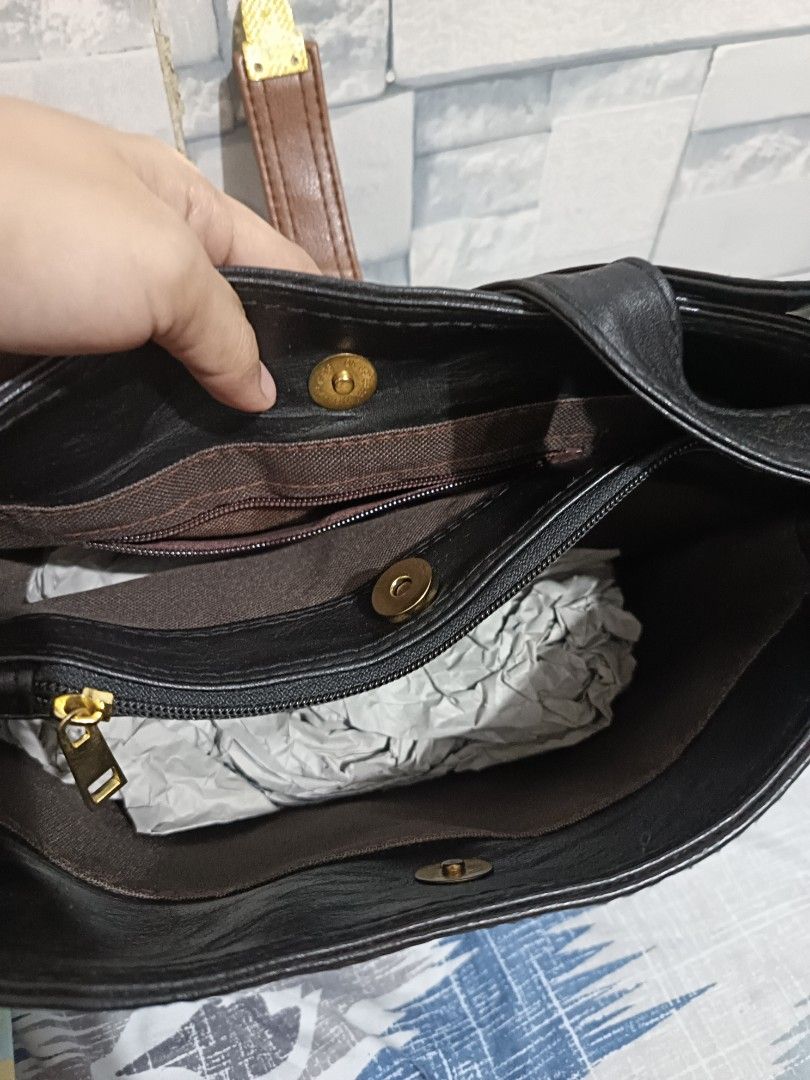 Shoulder/cross body bag (Category: Luxury Bags & Wallets) located in Mandaluyong City. Submitted by simplicityk (Listing ID 1271422332, Image 3). Description: Bag Made from Thailand Never been used with multiple pockets inside 💖 with adjustable strap 💖 leather material 👠💍👜💵 0-minimal flaw.