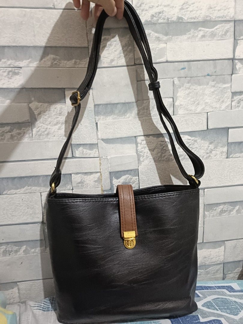 Shoulder/cross body bag (Category: Luxury Bags & Wallets) located in Mandaluyong City. Submitted by simplicityk (Listing ID 1271422332, Image 1). Description: Bag Made from Thailand Never been used with multiple pockets inside 💖 with adjustable strap 💖 leather material 👠💍👜💵 0-minimal flaw.