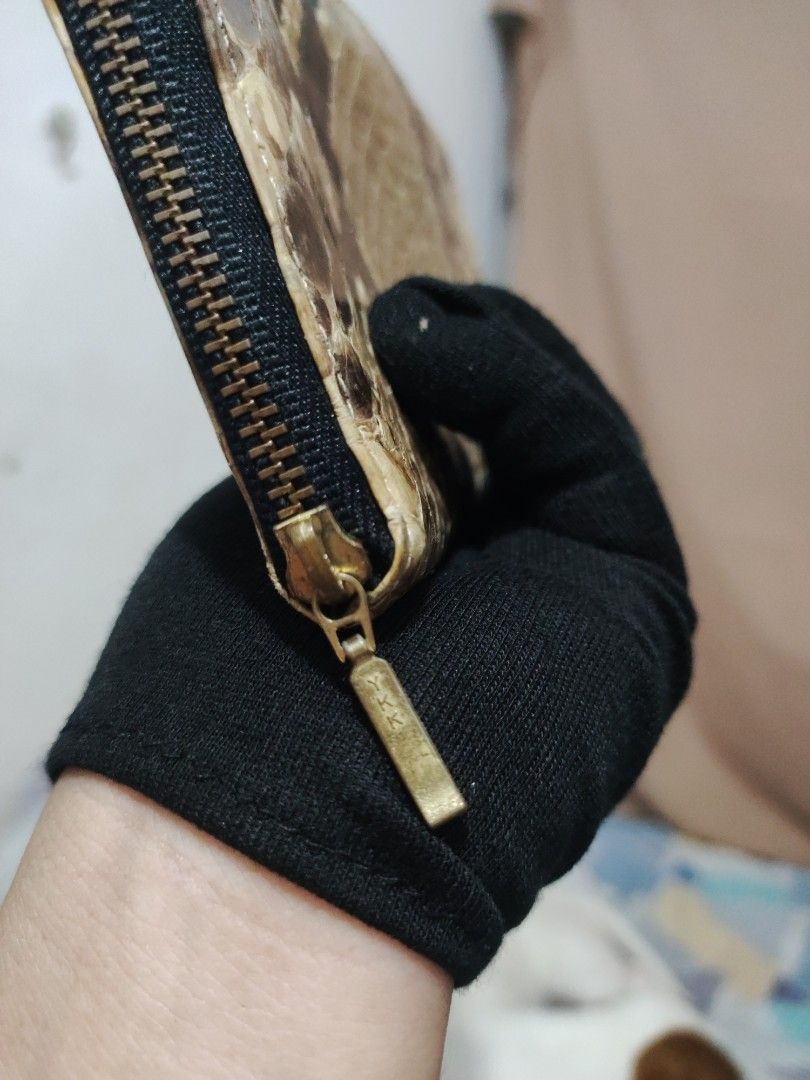 snake skin wallet (Category: Luxury Bags & Wallets) located in Zamboanga. Submitted by Clairey03 (Listing ID 1271349970, Image 3). Description: genuine ykk burado brand.