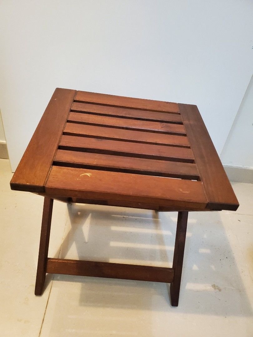 Solid wood foldable table （分類：桌子）位於 Hong Kong。 由 seabirdjoy 提交（商品編號 1271282554，圖片 2）。簡介： Moving Sales, Seldom used, like new. Sizes: 16" W x 15" D x 16" H。