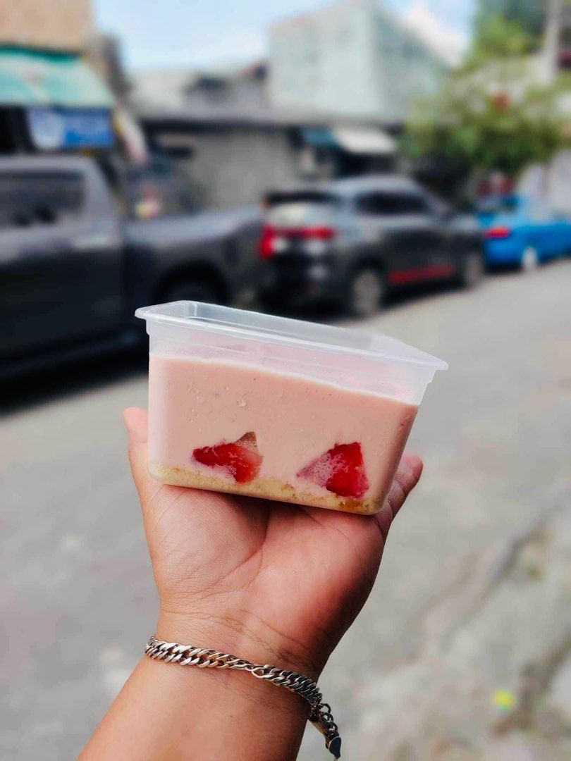 STRAWBERRY ICE CREAM FLOAT x2 TUBS (Category: Chilled & Frozen Food) located in Imus. Submitted by foodhaveit24 (Listing ID 1271231494, Image 2). Description: .