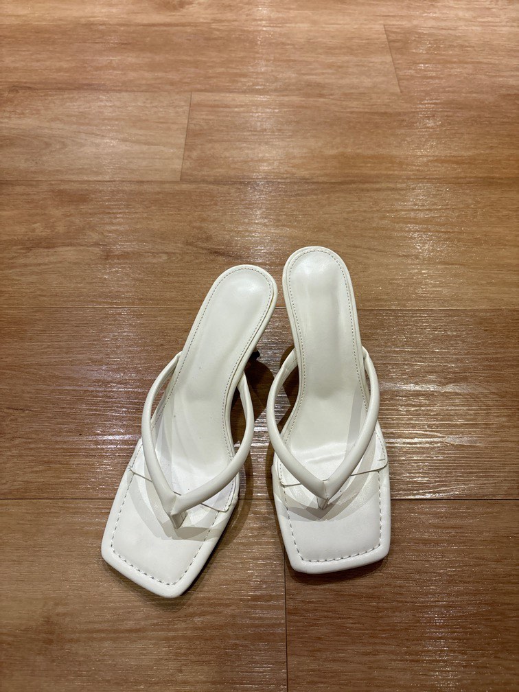 White kitten heels Women s Fashion Footwear Heels on Carousell