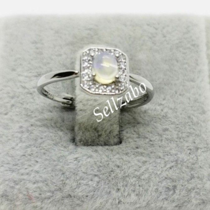 White stone top ring for ladies