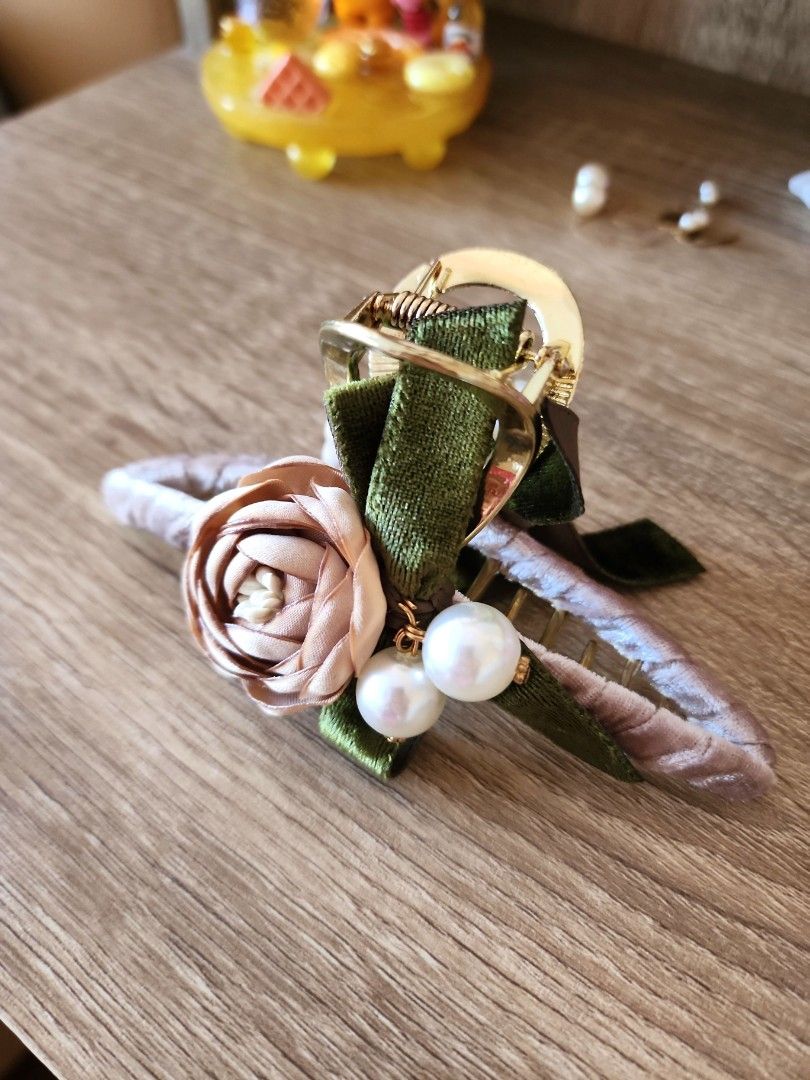 Champagne Large Flower Claw Clip