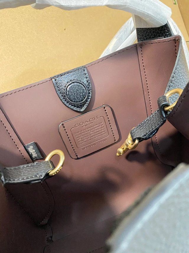 Coach hadley hobo 21 • for pre order only (Category: Luxury Bags & Wallets) located in Manila. Submitted by levelup0 (Listing ID 1271444894, Image 3). Description: .