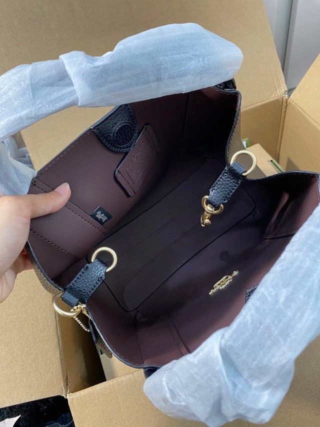 Coach hadley hobo 21 • for pre order only (Category: Luxury Bags & Wallets) located in Manila. Submitted by levelup0 (Listing ID 1271444894, Image 2). Description: .