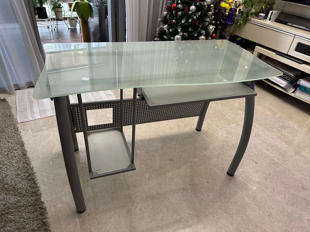 Computer table (Category: Tables & Sets) located in Singapore. Submitted by alvin8807 (Listing ID 1271591103, Image 1). Description: Please text 92716589 if interested .