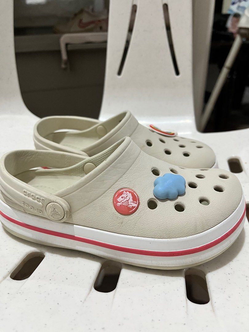 C10 crocs store