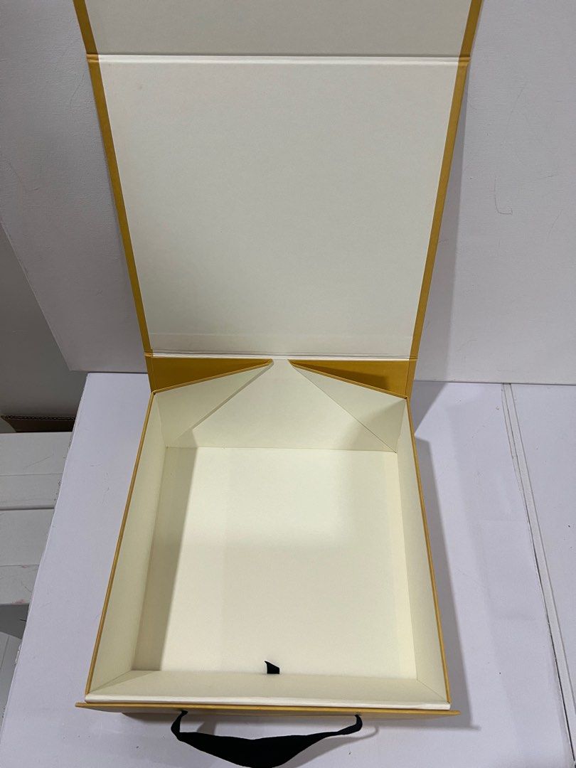 Fendi Folding Magnetic Box (Category: Luxury Bags & Wallets) located in Subic. Submitted by parisianboxes (Listing ID 1271468482, Image 2). Description: 29x14x28cm (LxWxH) Please read all: All items are original and authentic from Paris, France.🇫🇷🇫🇷🇫🇷 Prices are based on size, weight, shipment rates and availability. ♥️♥️♥️ Disclaimer: All joy reservers, scammers will be blocked and reported. All accepted offers are considered sold. Please 