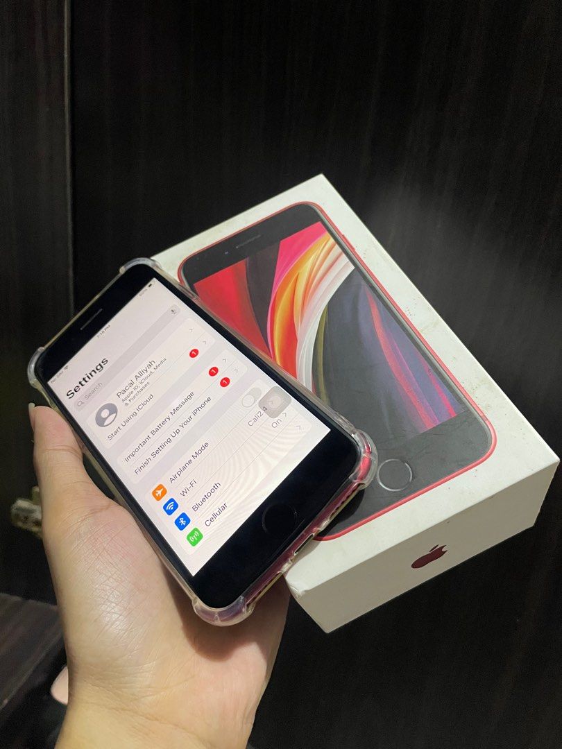 iPhone SE 2020 128gb (Category: iPhone SE Series) located in Mandaluyong City. Submitted by aliaxmadi (Listing ID 1271516200, Image 2). Description: iPhone SE 2020 128gb All working same processor with iPhone 11 battery health not showing (newly replaced batt) makunat can reset any sim ganda cam smooth no ghost touch there's a minor white spot pero di halata lalo pag nakadarkmode check to sawa all goods pa po ito unit, case and original box same 