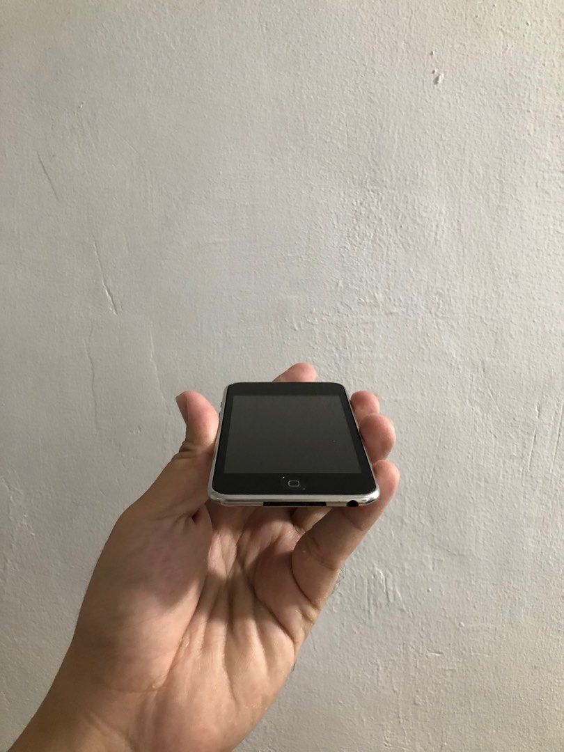 iPod touch 2nd gen 8gb (Category: Portable Music Players) located in Bulacan. Submitted by apple_siri (Listing ID 1271444787, Image 3). Description: Issue minor scratches the rest in good condition napo.