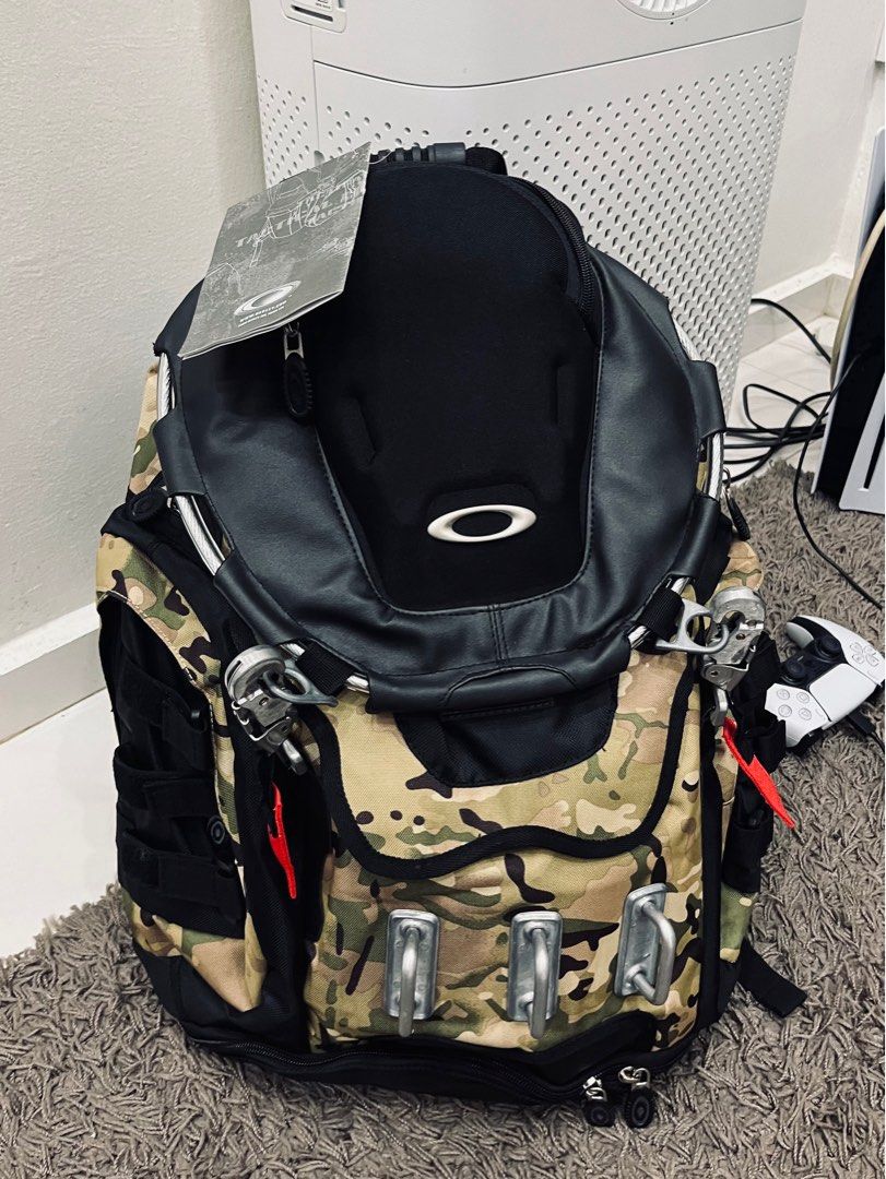 Oakley men's bathroom sink backpack store
