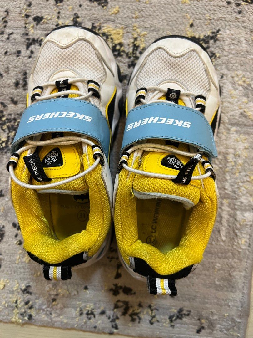 One piece store and skechers