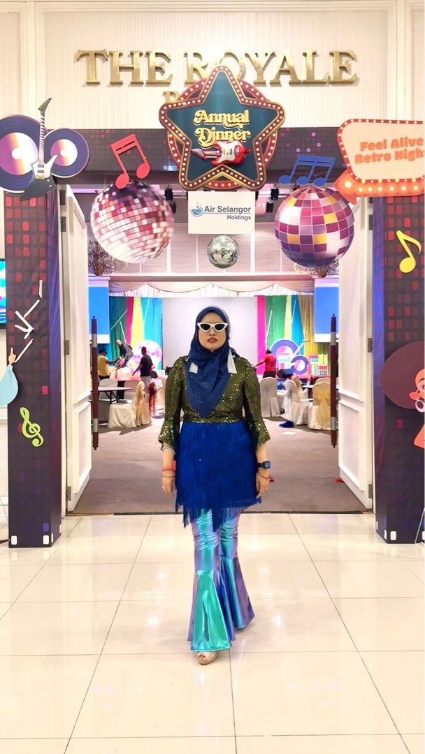 Retro store glam outfit