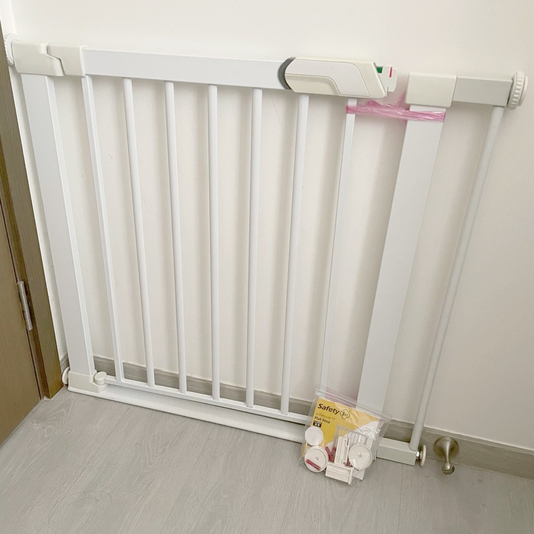 Safety 1st UPressure Flat Step Gate, Babies & Kids, Baby Nursery