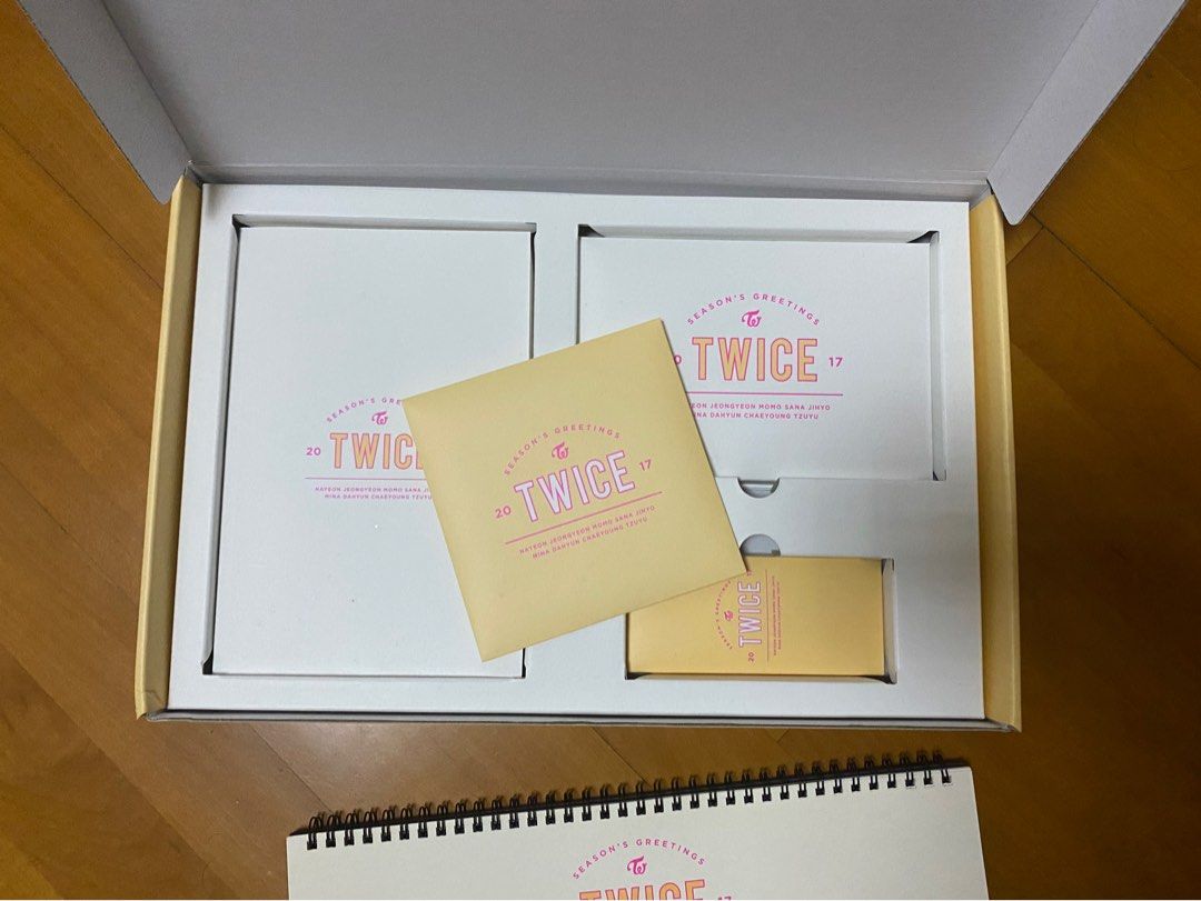 TWICE 2017 SEASON&#39;S GREETINGS シーグリ カレンダー TWICE 2017 SEASON'S GREETINGS シーグリ カレンダー Amazon.co