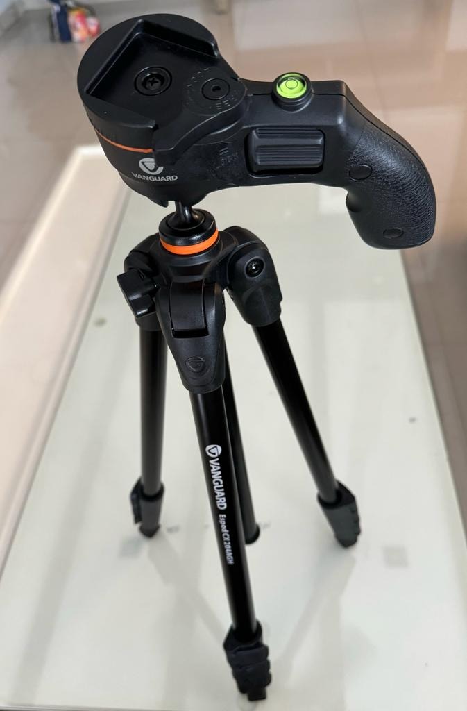 Vanguard ESPOD CX 204AGH with pistol head grip. A 4segment camera