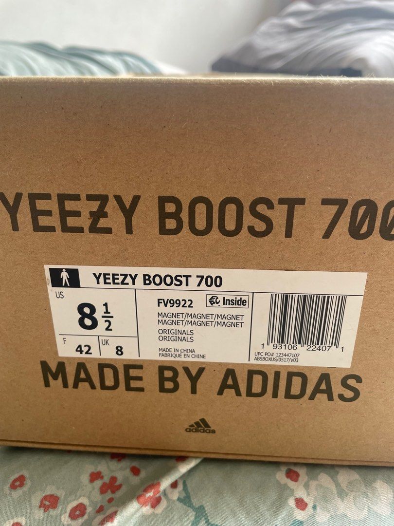 Real yeezy 700 best sale box