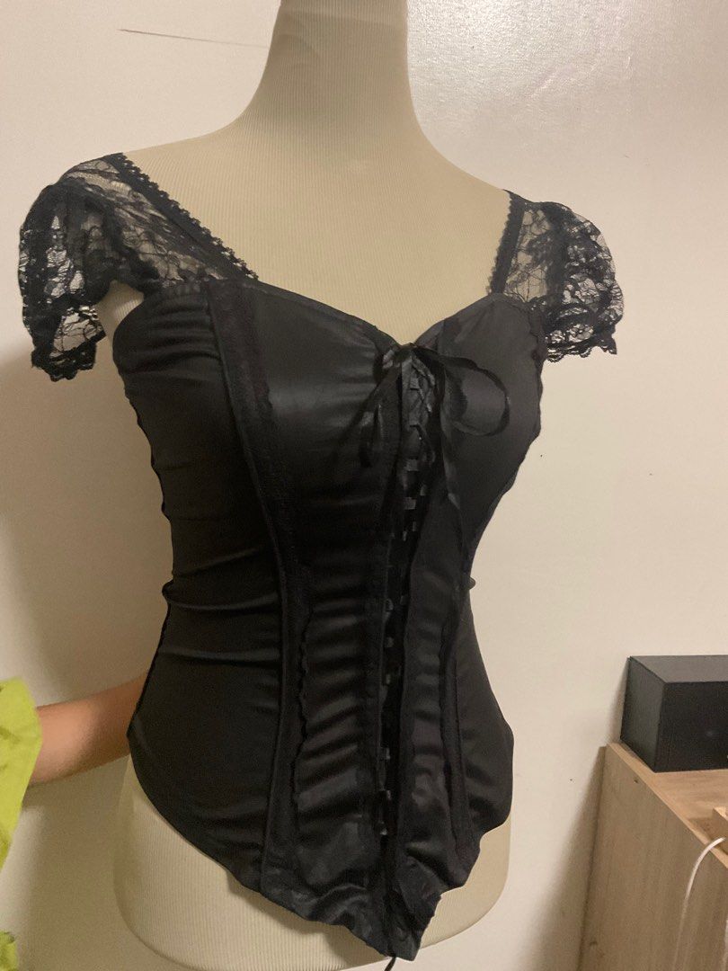 black off shoulder corset top (Category: Blouses) located in Tuguegarao City. Submitted by chatingz (Listing ID 1271826128, Image 3). Description: fits: l-xl.