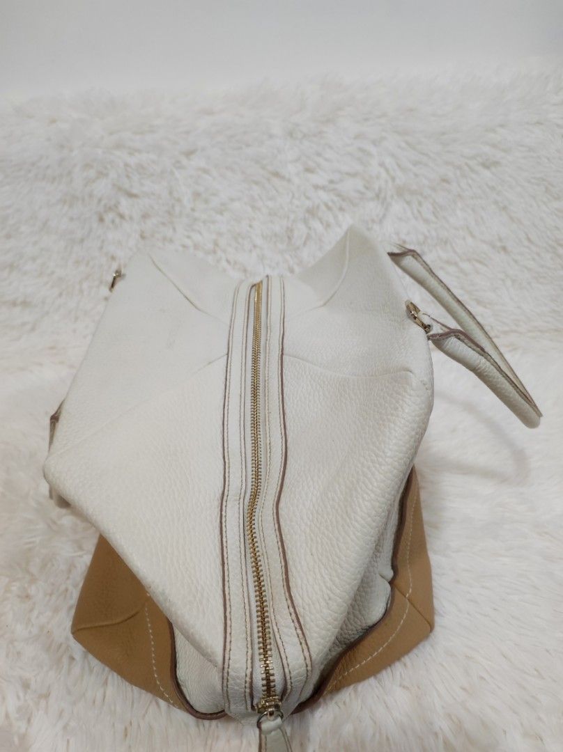 👛Bruno Magli Bag (Category: Shoulder Bags) located in Santa Rosa. Submitted by yerbua103 (Listing ID 1271885290, Image 3). Description: 👛 This bag is crafted in a pebbled leather of white and tan color. It's a minimal style designed for maximum versatility. It features a zipper closure, and a beautiful puller with the brand's name and logo in gold hardware. it's spacious that can be an ideal bag for weekend trips or daily errands. 👛Manage your