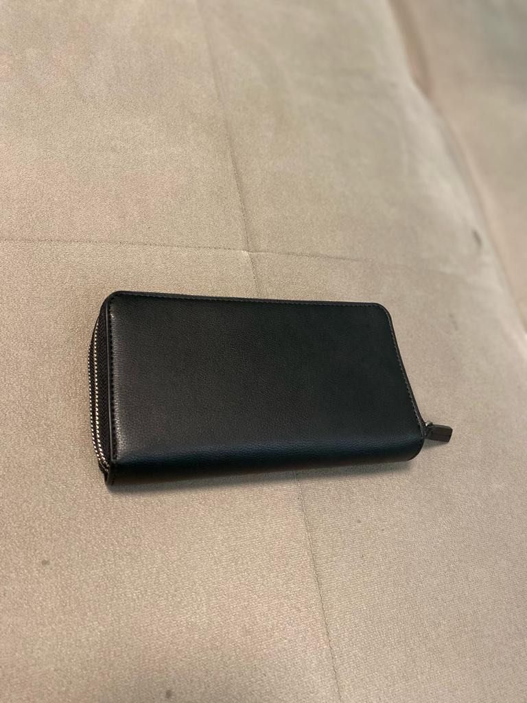 Calvin Klein (Category: Wallets & Card holders) located in Carmona. Submitted by icebox13 (Listing ID 1271710762, Image 2). Description: .