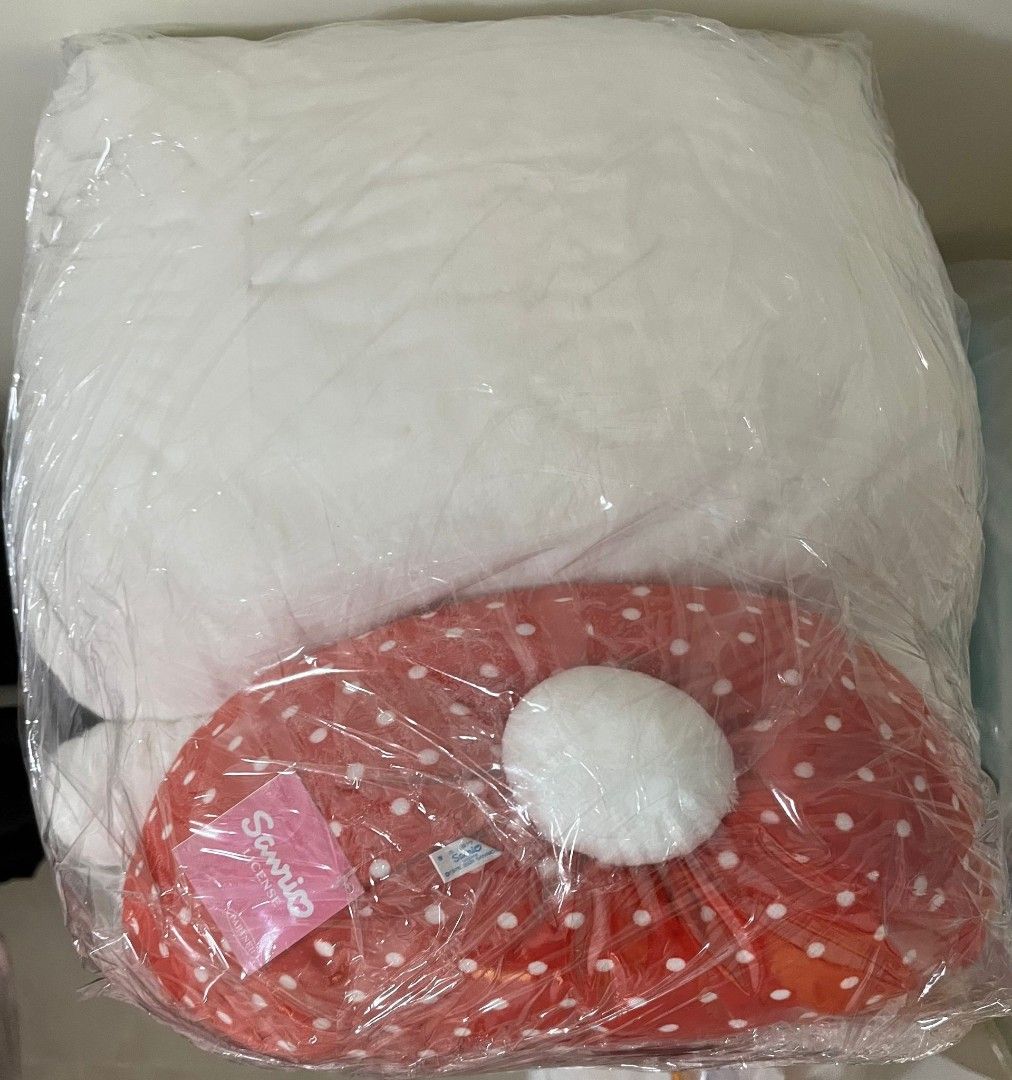 Hello Kitty （分類：絨毛玩具）位於 Hong Kong。 由 fannyklfan 提交（商品編號 1271817042，圖片 2）。簡介： Hello Kitty Sanrio 24’ x 16’ x 10’ 吋 9成新，未用過 原價 Hk$2,000。