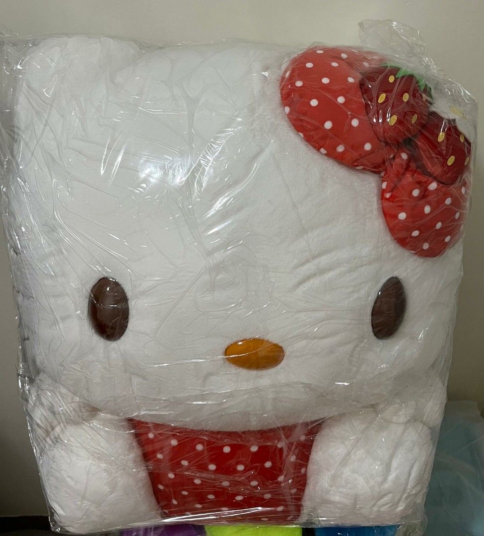 Hello Kitty （分類：絨毛玩具）位於 Hong Kong。 由 fannyklfan 提交（商品編號 1271817042，圖片 1）。簡介： Hello Kitty Sanrio 24’ x 16’ x 10’ 吋 9成新，未用過 原價 Hk$2,000。
