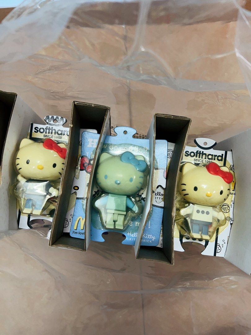 Hello Kitty （分類：動漫角色周邊）位於 Hong Kong。 由 k_for_kim 提交（商品編號 1271908744，圖片 1）。簡介： 全新Hello Kitty 麥當勞小擺設公仔 一套18隻 $300 烏溪沙取。