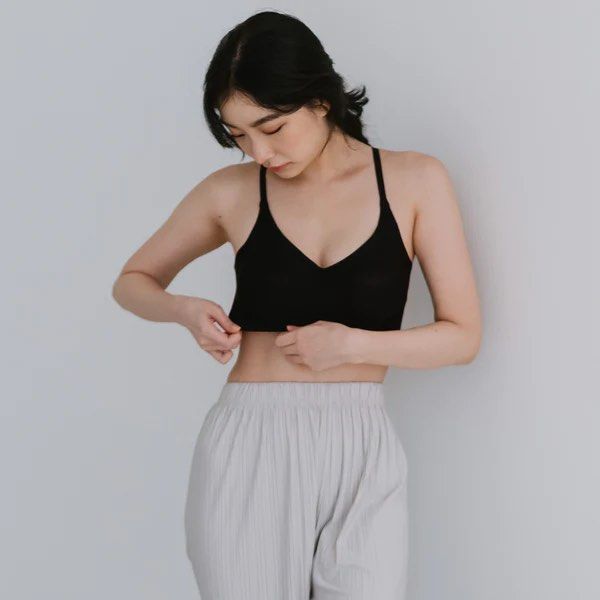 Iminxx Air-ee Seamless Bra In Black - Thin Straps (Signature Edition),  Women's Fashion, New Undergarments & Loungewear on Carousell