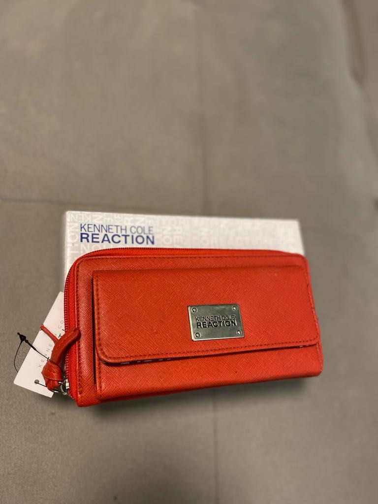Kenneth Cole Long Wallet (Category: Wallets & Card holders) located in Carmona. Submitted by icebox13 (Listing ID 1271710144, Image 1). Description: .