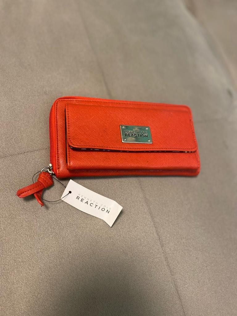 Kenneth Cole Long Wallet (Category: Wallets & Card holders) located in Carmona. Submitted by icebox13 (Listing ID 1271710144, Image 2). Description: .