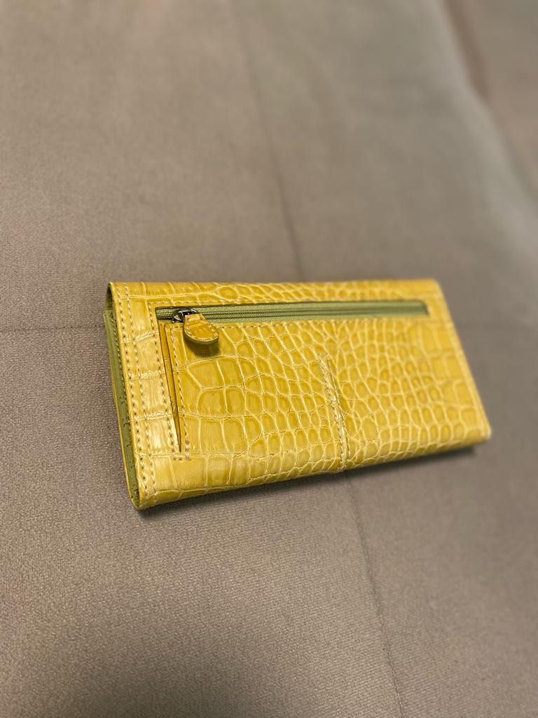 Liz Claiborne Long Wallet (Category: Wallets & Card holders) located in Carmona. Submitted by icebox13 (Listing ID 1271658860, Image 2). Description: .