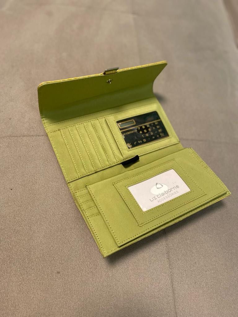Liz Claiborne Long Wallet (Category: Wallets & Card holders) located in Carmona. Submitted by icebox13 (Listing ID 1271658860, Image 3). Description: .