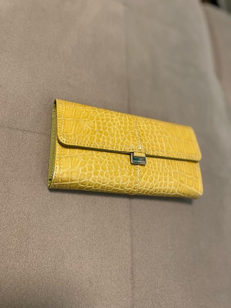 Liz Claiborne Long Wallet (Category: Wallets & Card holders) located in Carmona. Submitted by icebox13 (Listing ID 1271658860, Image 1). Description: .
